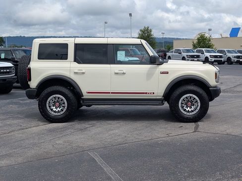 New 2026 Ford Bronco Outer Banks w/ Sasquatch Package AWD/4WD image 3