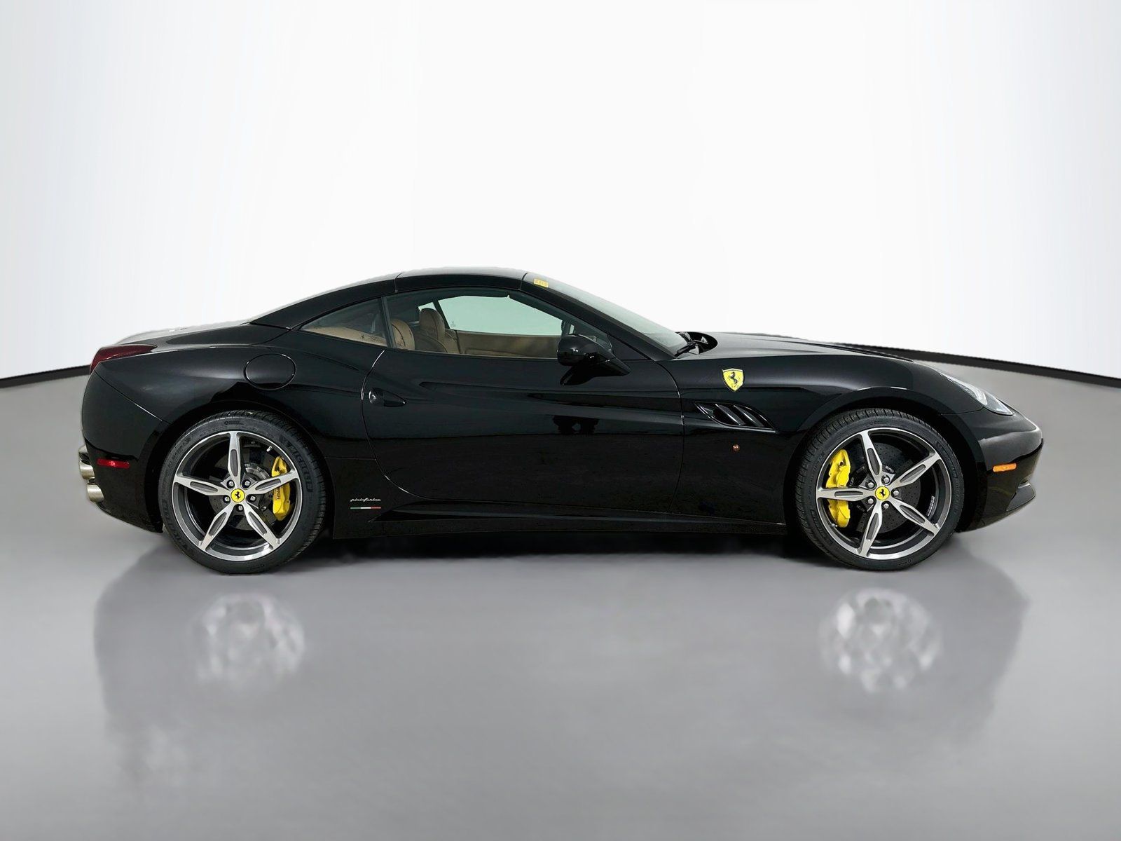 Used 2014 Ferrari California RWD image 4