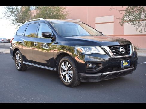Used 2019 Nissan Pathfinder SV image 2