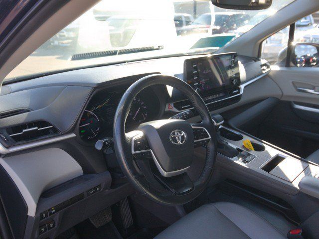 Used 2024 Toyota Sienna XLE FWD image 15
