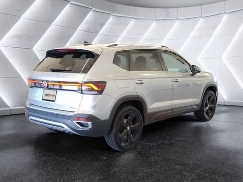 Used 2025 Volkswagen Taos SEL AWD/4WD image 4