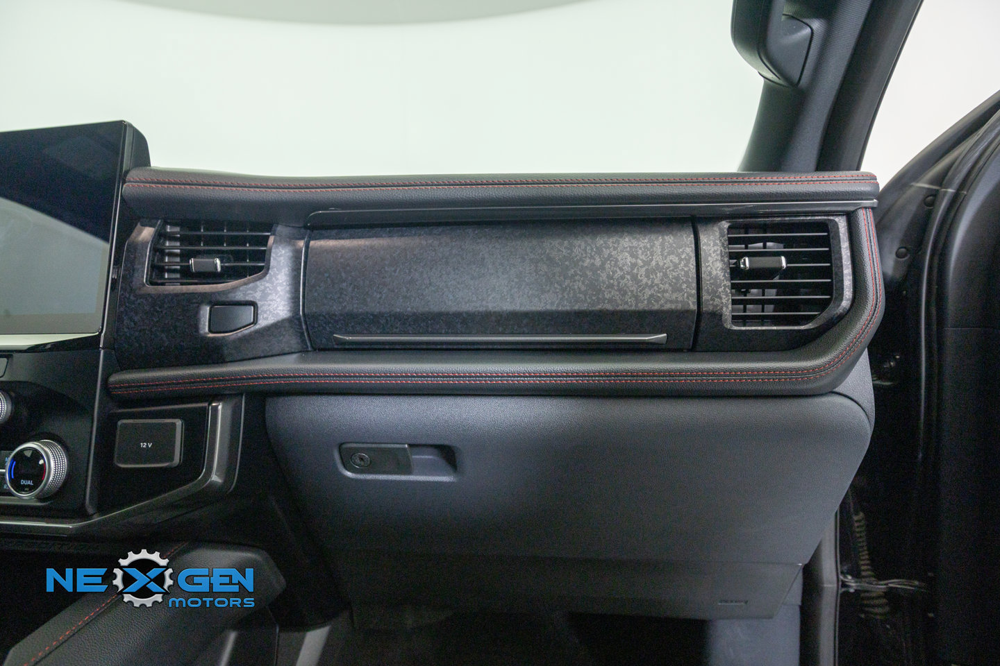 Used 2024 Ford Expedition Limited AWD/4WD image 46