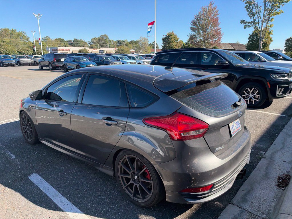 Used 2017 Ford Focus ST w/ Equipment Group 402A FWD image 8