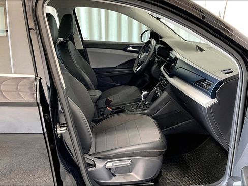 Used 2022 Volkswagen Taos SE w/ Panoramic Sunroof Package image 6