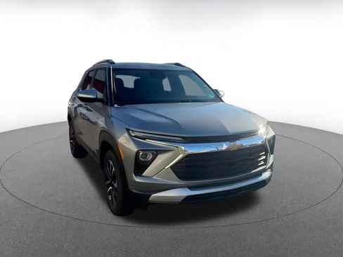 Used 2025 Chevrolet TrailBlazer LT image 3