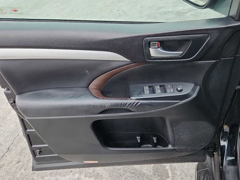 Used 2015 Toyota Highlander XLE image 12