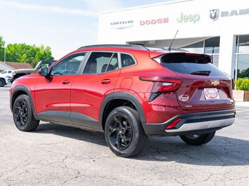 Used 2025 Chevrolet Trax LT FWD image 3