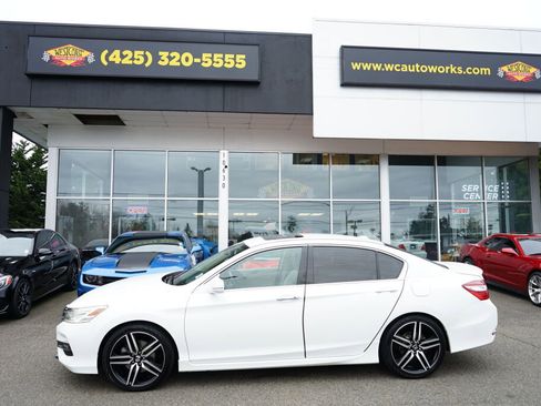 Used 2017 Honda Accord Touring image 2