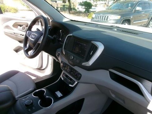 Used 2023 GMC Terrain SLE w/ Driver Convenience Package image 20