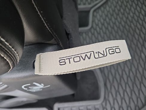 Used 2025 Chrysler Pacifica Select image 13