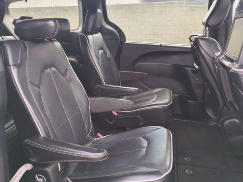 Used 2018 Chrysler Pacifica Limited image 25