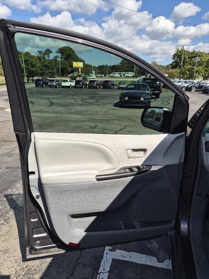 Used 2014 Toyota Sienna LE FWD image 10