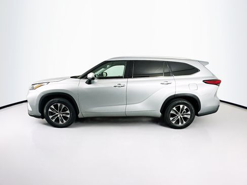 Used 2020 Toyota Highlander XLE FWD image 4