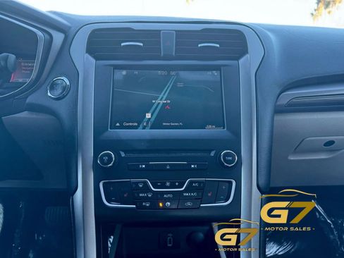 Used 2017 Ford Fusion SE w/ Fusion SE Technology Package FWD image 14