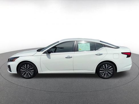 Used 2025 Nissan Altima 2.5 SV FWD image 9