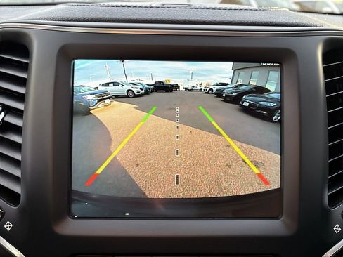 Used 2023 Jeep Cherokee Altitude Lux image 18