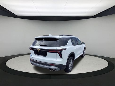 Used 2025 Chevrolet Traverse LT image 8
