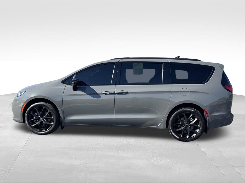 Used 2025 Chrysler Pacifica Limited AWD/4WD image 9