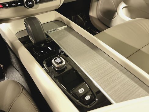 Used 2023 Volvo XC60 B5 Plus w/ Protection Package Premier image 22