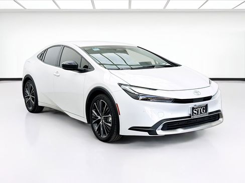Used 2025 Toyota Prius Plug-In Hybrid FWD image 3