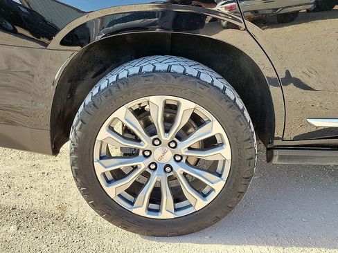 Used 2021 GMC Yukon Denali w/ Denali Premium Package image 14