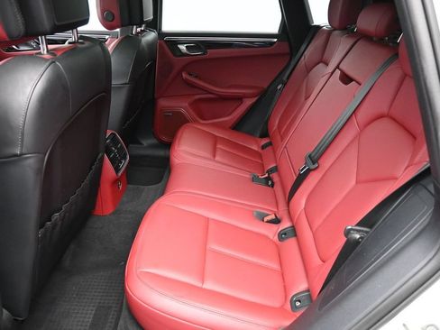 Certified 2024 Porsche Macan S AWD/4WD image 7