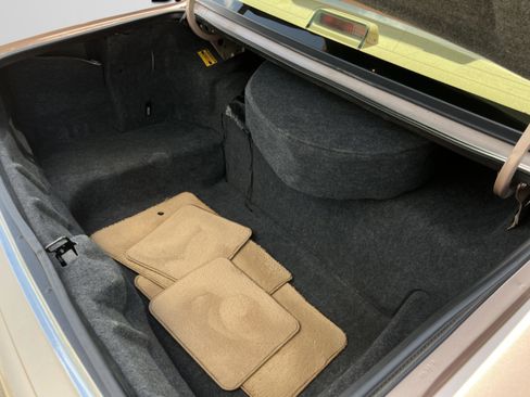 Used 1996 Lincoln Town Car Executive RWD image 26