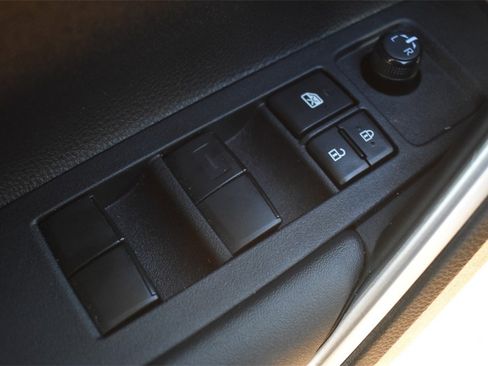 Used 2024 Toyota Corolla Cross LE w/ Moonroof Package image 23