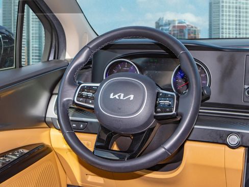 Used 2022 Kia Carnival LX image 18