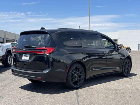 Used 2021 Chrysler Pacifica Touring-L w/ Premium & Safety Sphere Group FWD image 5