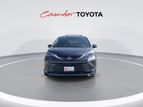 Certified 2025 Toyota Sienna Platinum image 3