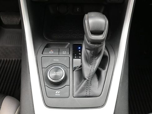 Used 2022 Toyota RAV4 XLE AWD/4WD image 25