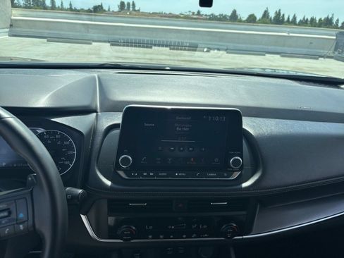 Used 2025 Nissan Rogue SV FWD image 16