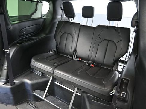 Used 2022 Chrysler Pacifica Touring-L w/ Uconnect Theater Family Group image 40