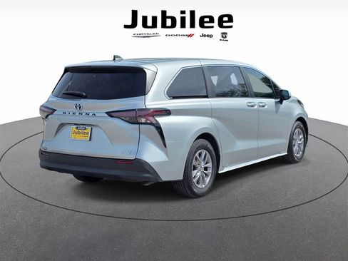 Used 2023 Toyota Sienna LE AWD/4WD image 5