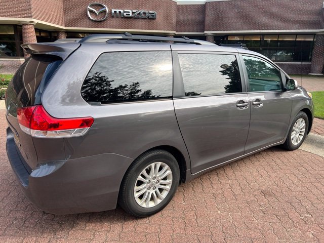 Used 2011 Toyota Sienna XLE FWD image 2
