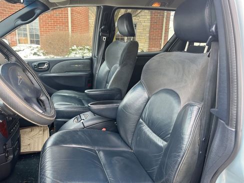 Used 2001 Chrysler Town & Country Limited image 16