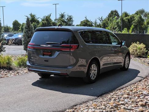 Used 2025 Chrysler Pacifica Select FWD image 5