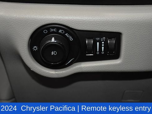 Used 2024 Chrysler Pacifica Touring-L image 9