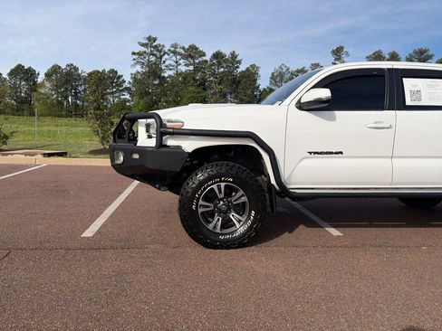 Used 2018 Toyota Tacoma TRD Sport image 10