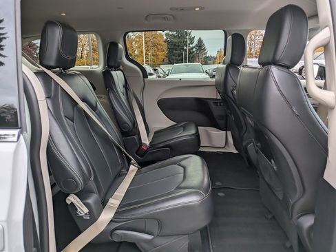 Used 2024 Chrysler Pacifica Touring-L image 35