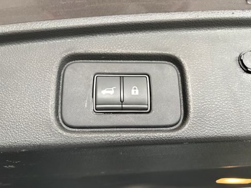 Used 2023 Nissan Pathfinder SL image 32