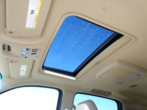 Used 2014 Chevrolet Suburban LTZ image 9