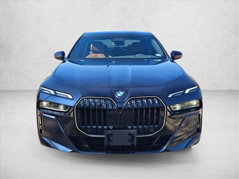 Used 2025 BMW 760i xDrive image 2