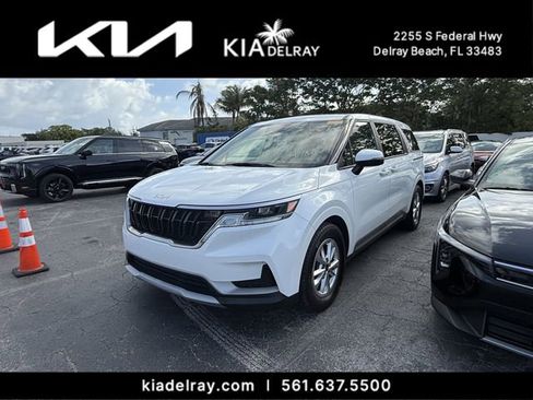 Used 2023 Kia Carnival LX image 4