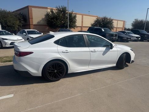Used 2025 Toyota Camry SE image 3