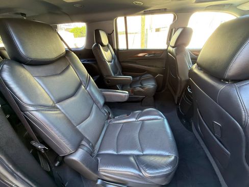 Used 2018 Cadillac Escalade ESV Luxury AWD/4WD image 22