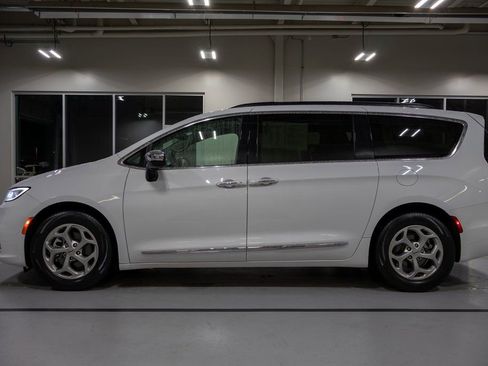Used 2023 Chrysler Pacifica Limited image 10