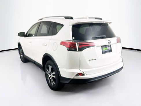 Used 2018 Toyota RAV4 LE FWD image 5