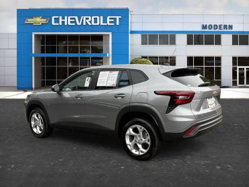 Used 2025 Chevrolet Trax LS w/ LS Convenience Package FWD image 3